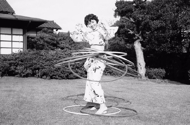 1958년, 훌라우프를 돌리고 있는 일본여성