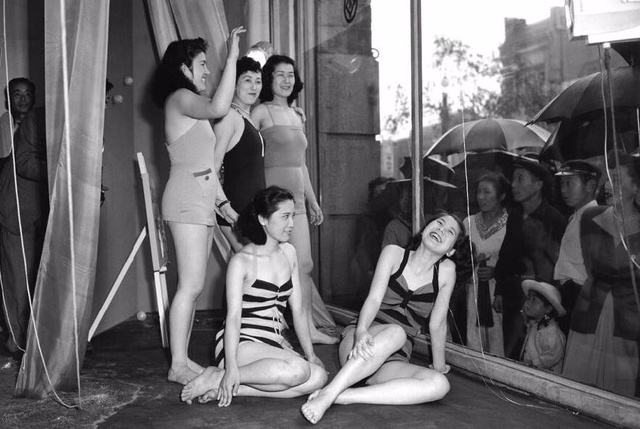 1950년 6월, 모델들 화보촬영을 지켜보고 있는 시민들