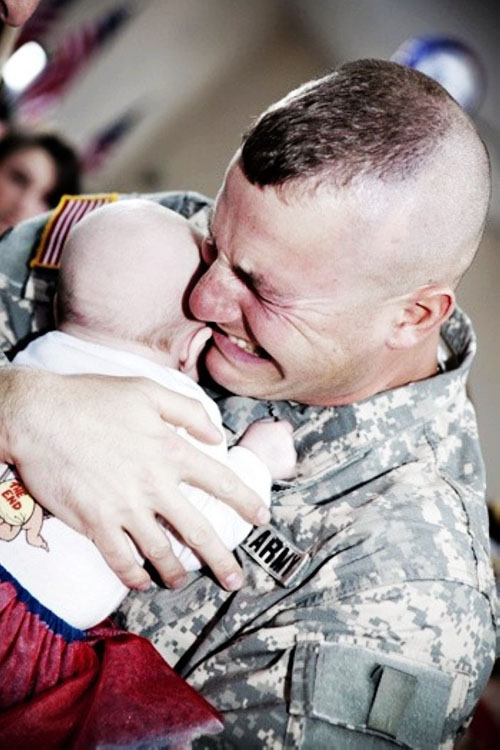 미국 병사 전쟁에서 돌아온 후 자식을 안고 울고 있어
