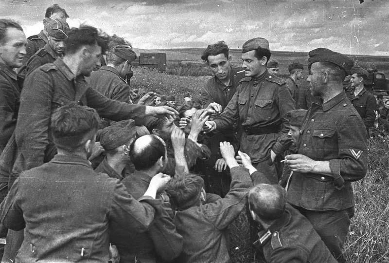 쏘련군 포로된 독일 군에게 담배 나눠주는 장면