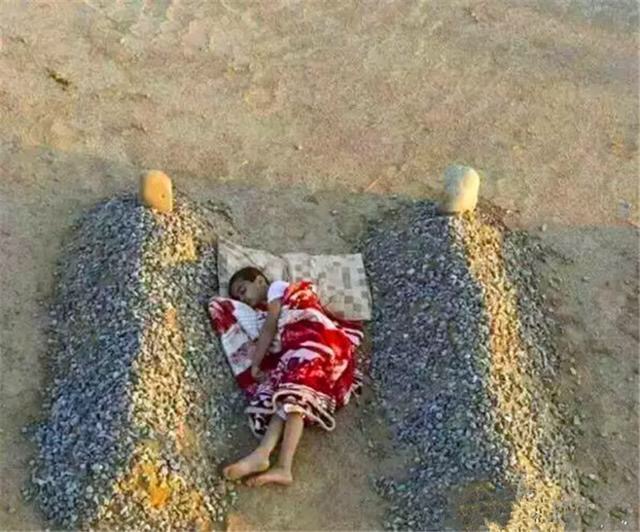 전쟁 중 폭탄에 맞아 사망한 부모곁을 지키고 있는 아이