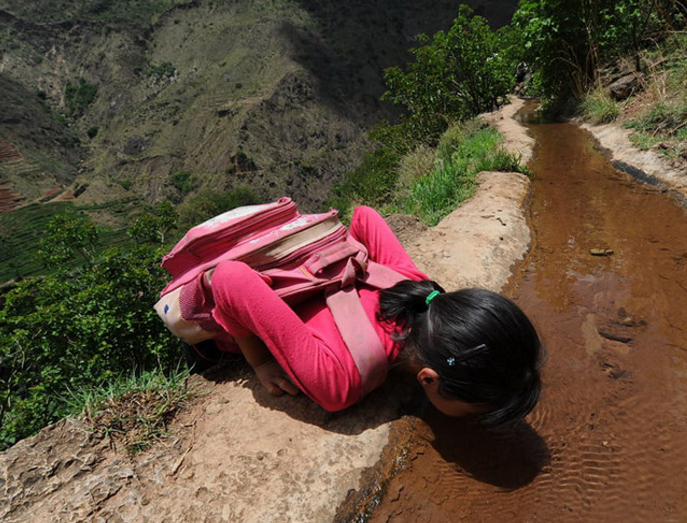 산골 마을에서 학교가다 목말라 물 마시는 초등학생