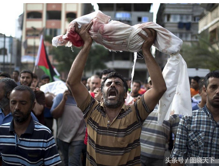 이스라엘의 폭격을 맞아 사망한 파키스탄의  아기를 들고 있는 아버지 