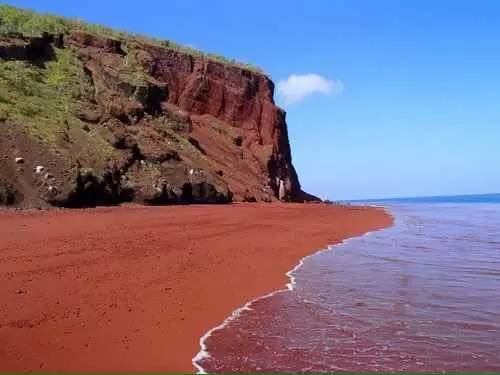 붉은색 모래사장 출처 - BAIDU