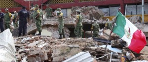 ▲ 지진 피해를 입은 현장에서 복구작업을 하고 있는 멕시코의 군인들. 이미지 출처 - nbc news