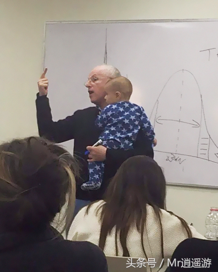 아이를 안고 수업에 참여한 학생을 위해 아이를 안고 수업하는 교수