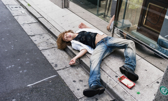 공공장소에 서 자고 있는 일본사람