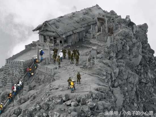이 사진은 일본의 온타케 산의 폭발로 인해 화산재가 산을 덮쳤다. 구조대가 사람들을 구조하고 있는 장면이다. 