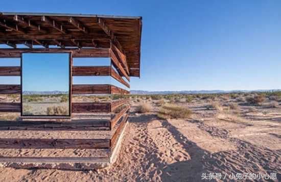 사막에서 지어진 집인데 거울을 이용해 반사하고 있다. 