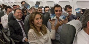 ▲ 삼성전자로부터 갤럭시노트8 깜짝 선물을 받은 승객들이 기뻐하고 있다. 이미지 - 삼성전자 스페인 법인 페이스북