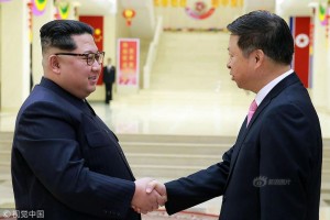 김정은 중국 예술단 단장과 악수 (출처 - 중국 신랑신문)