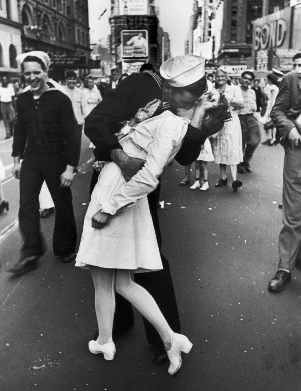 일본 무조건 항복 후 뉴욕 시대광장에서 한 군인과 여호사의 뜨거운 키스