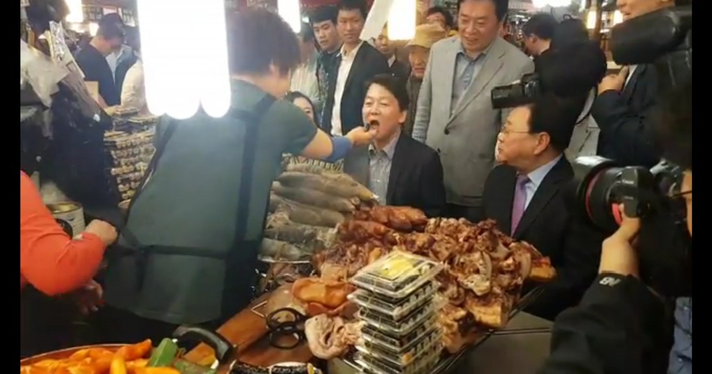 광장시장에서 상인이 주는 김밥을 먹는 안철수 후보 - 안철수 페이스북