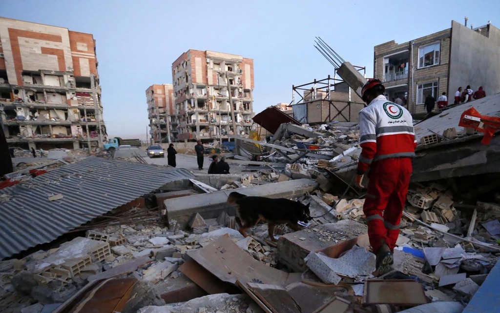 이란에서 발생한 지진으로 무너진 건물