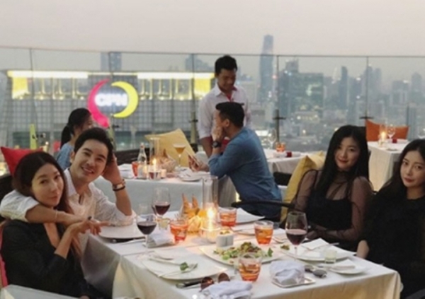 김우리와 그의 가족들. 이미지 - 온라인 커뮤니티 캡처