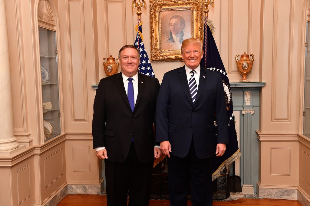 폼페이오 국무장관(왼쪽)과 트럼프 대통령(오른쪽)
