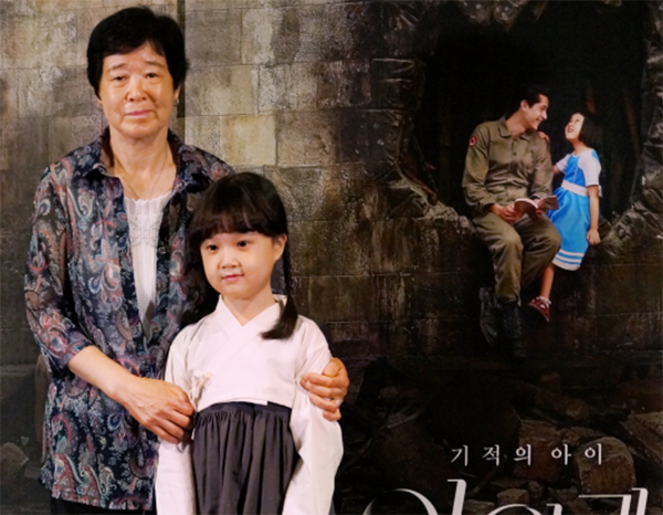 영화 아일라의 실제 주인공 김은자씨(왼쪽)와 아일라 역을 맡은 배우 김설양. ⓒ김만기 기자