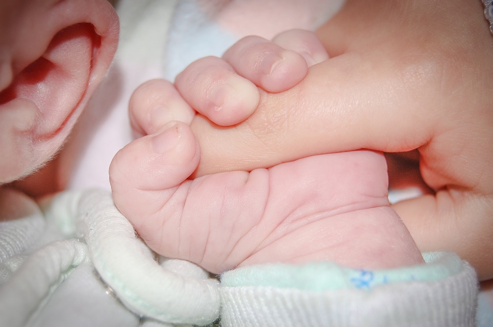 미국 애리조나 주에서 식물인간 상태인 환자가 아이를출산해 논란이 일고 있다.