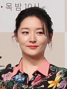 ▲ K-9 사격훈련 중 순직한 국군들에 위로금을 전달한 배우 이영애 씨