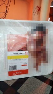 ▲ 논란의 중심이 된 롯데월드 조형물, 이미지 출처 - 온라인 커뮤니티