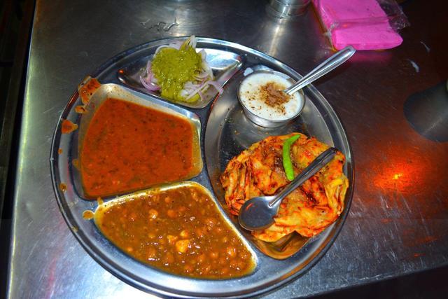 인도 특유의 음식 냄새 때문에 음식을 먹기 힘듬