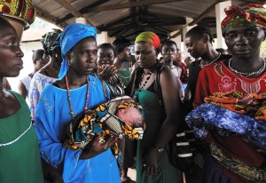 아프리카 난산으로 사망한 여성 - 아기